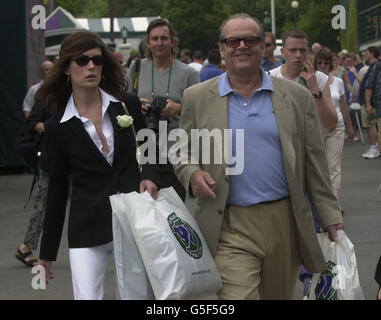 KEINE KOMMERZIELLE NUTZUNG: Der amerikanische Schauspieler Jack Nicholson mit der Schauspielerin und Freundin Lara Flynn Boyle kommt zum Halbfinale der Herren zwischen Tim Henman und Goran Ivanisevic bei den Lawn Tennis Championships 2001 in Wimbledon, London. Stockfoto