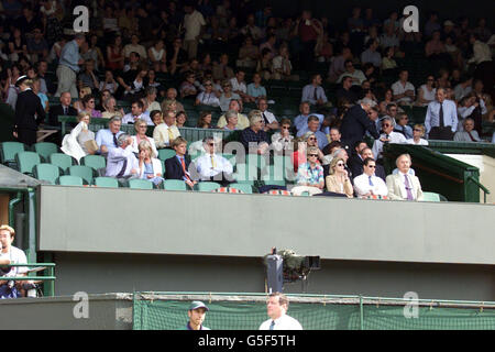 KEINE KOMMERZIELLE NUTZUNG: Leere Plätze in der Royal Box am Wimbledon's Centre Court zu Beginn des Halbfinalmatches der Herren zwischen dem Briten Tim Henman und Goran Ivanisevic aus Kroatien bei den Lawn Tennis Championships 2001 in Wimbledon, London. Stockfoto