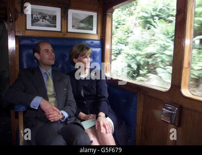 Der Graf und die Gräfin von Wessex bei einer zweitägigen Tour durch die Isle of man, bei einer Reise mit der 116 Jahre alten, wieder in Betrieb genommenen Dampfmaschine, der Caledonia von Douglas nach nahe gelegenen Santon, wo sie ein traditionelles County Fair besuchten. * der Graf hatte zuvor das Namensschild der Kaledonien enthüllt. Stockfoto