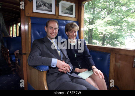 Der Graf und die Gräfin von Wessex bei einer zweitägigen Tour auf der Isle of man, bei der sie eine Reise mit der 116 Jahre alten, wieder in Betrieb genommenen Dampfmaschine, der Caledonia, von Douglas nach Santon machten, wo sie eine traditionelle County Fair besuchten. * der Graf hatte zuvor das Namensschild der Kaledonien enthüllt. Stockfoto
