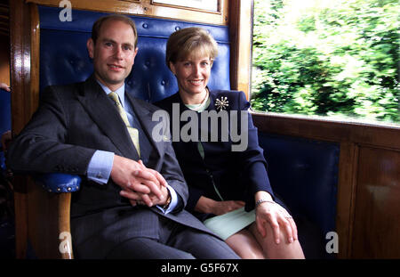 Der Graf und die Gräfin von Wessex bei einer zweitägigen Tour auf der Isle of man, bei der sie eine Reise mit der 116 Jahre alten, wieder in Betrieb genommenen Dampfmaschine, der Caledonia, von Douglas nach Santon machten, wo sie eine traditionelle County Fair besuchten. * der Graf hatte zuvor das Namensschild der Kaledonien enthüllt. Stockfoto
