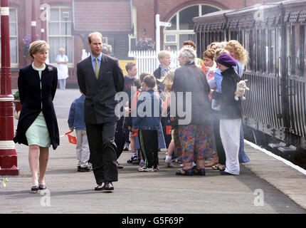 Der Graf und die Gräfin von Wessex bei einer zweitägigen Tour auf der Isle of man, die auf der Plattform der Douglas Station entlang geht, bevor es mit der 116 Jahre alten, wieder in Betrieb genommenen Dampfmaschine, der Caledonia von Douglas nach Santon, geht. * wo sie eine traditionelle Kreismesse besuchen sollten. Der Graf enthüllte das Namensschild der Caledonien. Stockfoto