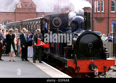 Der Earl of Wessex enthüllte das Namensschild der 116-jährigen, neu in Betrieb genommenen Dampfmaschine der Kaledonien, als er und Sophie, Gräfin von Wessex, zweite Linke, eine zweitägige Tour über die Isle of man fortsetzten. Sie machten eine Reise auf dem Kaledonien von Douglas nach dem nahe gelegenen Santon, wo sie eine traditionelle Kreismesse besuchten. Stockfoto