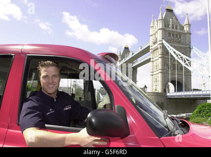 BMW Williams Formel-1-Rennfahrer Ralf Schumacher am Steuer eines Londoner Compaq-Taxis. Der Deutsche war in der Hauptstadt unterwegs, beginnend bei der Tower Bridge, bevor er am 15/07/01 in Silverstone beim britischen Grand prix anfing. Stockfoto