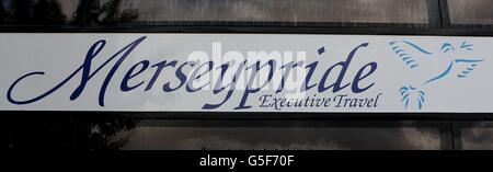 Ein Bus parkte vor Unit 26 auf dem Skypark Trading Estate, Liverpool, wo sich das Busbahnhof Merseypride befindet. Ein Merseypride-Trainer war an einem Unfall auf der A3 in der Nähe von Hindhead in Surrey beteiligt, bei dem drei Personen starben und andere schwer verletzt wurden, als der Bus nach dem Zusammenprall mit einem Baum auf einem Damm umkippte. Stockfoto