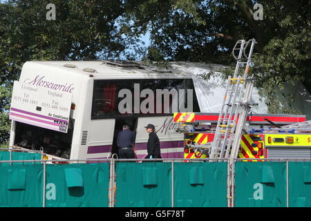 Rettungsdienste am Unfallort auf der A3 bei Hindhead in Surrey, wo drei Menschen starben und andere schwer verletzt wurden, als der Bus nach dem Zusammenprall mit einem Baum auf einem Damm umkippte. Stockfoto