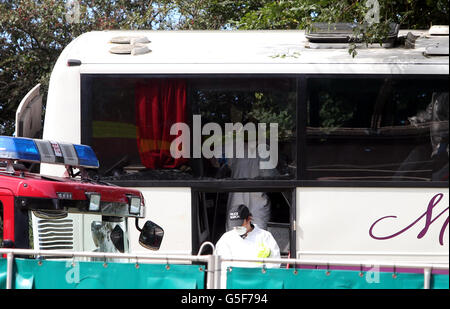 Rettungsdienste am Unfallort auf der A3 bei Hindhead in Surrey, wo drei Menschen starben und andere schwer verletzt wurden, als der Bus nach dem Zusammenprall mit einem Baum auf einem Damm umkippte. Stockfoto