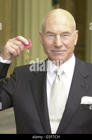 Der Schauspieler Patrick Stewart, der vor allem für seine Hauptrolle in „Star Trek“ bekannt ist, mit seiner OBE, die ihm der Prinz von Wales im Buckingham Palace überreicht hat. Stockfoto