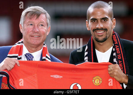 Manchester United's Neuzugang Juan Sebastian Veron (rechts) posiert für Fotografen mit Manager Sir Alex Ferguson im Old Trafford, Mancheste. Veron hat seinen 28,1 Millionen Umzug nach Manchester United abgeschlossen und einen Fünfjahresvertrag unterzeichnet. Stockfoto