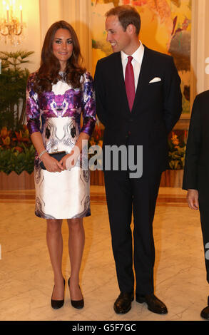 BEACHTEN SIE DAS ALTERNATIVE ERNTEGUT. Der Herzog und die Herzogin von Cambridge bei einem Besuch der Istana in Singapur, am ersten Tag einer neuntägigen Tour durch den Fernen Osten und den Südpazifik zu Ehren des Diamantenjubiläums der Königin. Stockfoto
