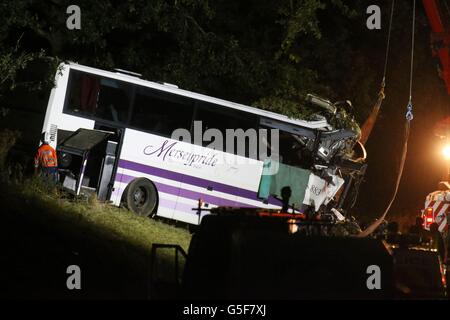 Der an dem Unfall beteiligte Trainer, bei dem drei Menschen starben, wird von der Unfallstelle auf der nordwärts verunglückten A3 in Surrey verschoben. Stockfoto