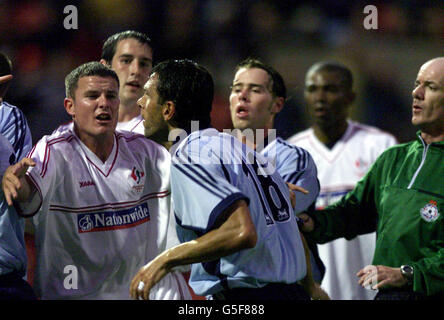 Gustavo Poyet (Mitte) von Tottenham Hotspur wird von Spielern zurückgehalten, nachdem Gareth Davies von Swindon Town während des Freundschaftsspiels auf dem County Ground, Swindon, Schläge geworfen hatte. Stockfoto