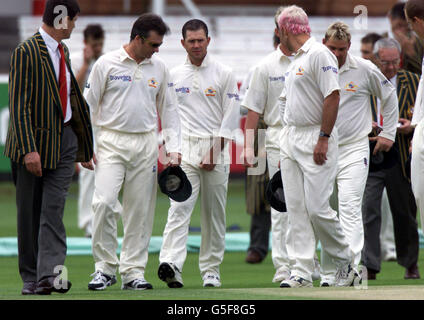 Australiens Kapitän Steve Waugh (zweiter links) inspiziert das Spielfeld in Lords, London, vor dem zweiten Power-Testspiel gegen England. Stockfoto