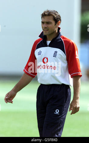 Der englische Cricketspieler Mark Ramprakash erwärmt sich in Lords, London, vor dem zweiten Npower-Testspiel gegen Australien für Netze. Stockfoto