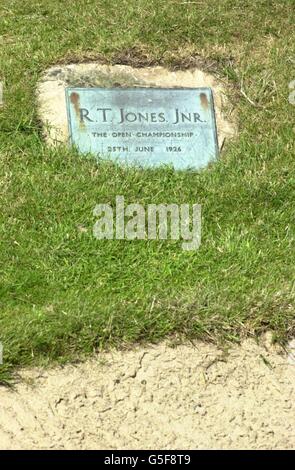 Die Bobby Jones-Plakette, die sich links vom 17. Fairway von Lytham befindet, markiert die Stelle, an der Jones in der Endrunde seines 1926 Open-Sieges auf dem Royal Lytham & St Annes Golfplatz seinen kritischen Schuss ins Grün traf. Stockfoto