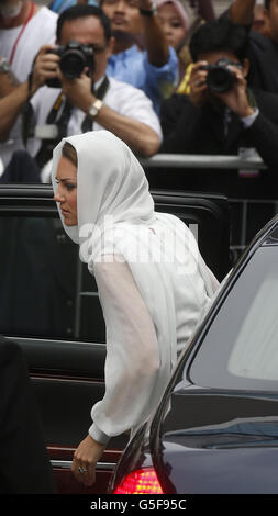 Die Herzogin von Cambridge besucht die Assyakirin-Moschee in Kuala Lumpur, als Teil einer neuntägigen Tour durch den Fernen Osten und den Südpazifik, mit dem Herzog von Cambridge, zu Ehren des Diamantenjubiläums der Königin. Stockfoto