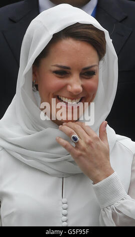 Die Herzogin von Cambridge besucht die Assyakirin-Moschee in Kuala Lumpur, als Teil einer neuntägigen Tour durch den Fernen Osten und den Südpazifik, mit dem Herzog von Cambridge, zu Ehren des Diamantenjubiläums der Königin. Stockfoto