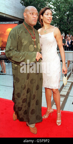 Schauspieler Laurence Fishburne (links) und seine Verlobte, Schauspielerin Gina Torres aus der Fernsehshow Cleopatra 2525 kommen zur Filmpremiere von 'Apocalypse Now Redux' im Lincoln Center, New York City, USA. Stockfoto