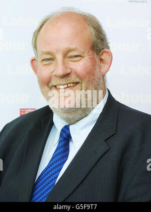 Der Abgeordnete Charles Clarke, Minister ohne Portfolio und Vorsitzender der Labour Party im Millbank Tower, London. David Triesman wurde während der Sitzung des Nationalen Exekutivkomitees zum neuen Generalsekretär der Labour Party ernannt. * 24/10/02 ehemaliger Vorsitzender der Labour Party, Charles Clarke MP, der nach dem Rücktritt von Estelle Morris zum Bildungsminister ernannt wurde. Stockfoto