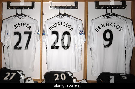 Allgemeiner Blick auf die Fulham Umkleidekabine mit den Hemden von Sascha Riether, Hugo Rodallega und Dimitar Berbatov Stockfoto