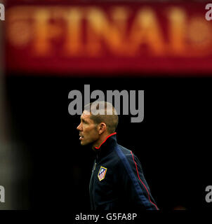 Atletico Madrids Manager Diego Simeone während seines Seitentrainings in der Nationalarena in Bukarest, Rumänien Stockfoto