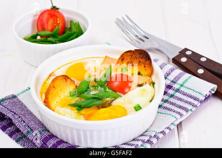 Kokot mit Räucherlachs, Schnittlauch und Croutons Stockfoto