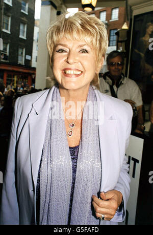 TV-Moderatorin Gloria Hunniford kommt im Theatre Royal, Drury Lane, London, für die Produktion von My Fair Lady mit der ehemaligen EastEnders Schauspielerin Martine McCutcheon in der Titelrolle von Eliza Doolittle. Stockfoto