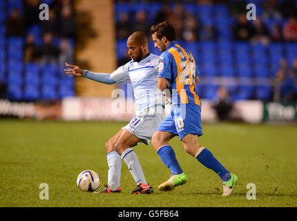 Soccer - npower League One - Shrewsbury Town / Coventry City - Greenhous Meadow. Aaron Wildig von Shrewsbury Town (rechts) und David McGoldrick von Coventry City (links) kämpfen um den Ball Stockfoto