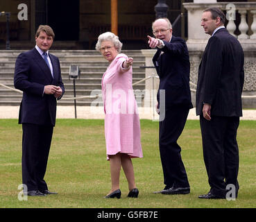 Königin inspiziert Buckingham Palace Stockfoto