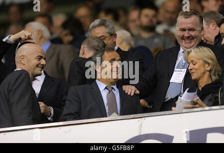 UEFA-Präsident Michel Platini mit UEFA-Generalsekretär Gianni Infantino (links) auf der Tribüne während des Europa League-Spiels der Gruppe J in der White Hart Lane in London. Stockfoto