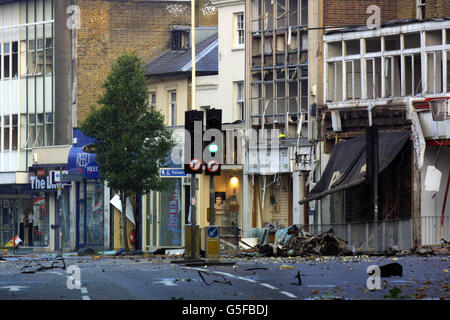 Der Schadenort der Mall in Ealing Broadway, West-London, nachdem eine Autobombe (Mitte) explodierte. Scotland Yard sagte, dass sie die Explosion, bei der sechs Menschen verletzt wurden, für das Werk irischer regimekritischer republikanischer Terroristen halten. Stockfoto