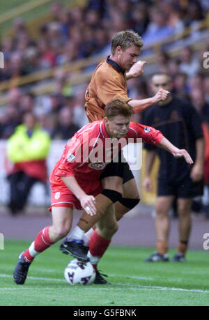 Liverpools John Arne Riise (links) tuslens mit dem Wolverhampton Wanderers' Adam Prodlock während des Vorsaison-Freundschaftsspiels auf dem Molineux-Gelände in Wolverhampton. Stockfoto