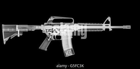 Das M16-Gewehr erscheint als Röntgenbild und enthüllt seine komplizierten internen Mechanismen, den Empfänger, das Magazin mit Munition und andere Komponenten Stockfoto
