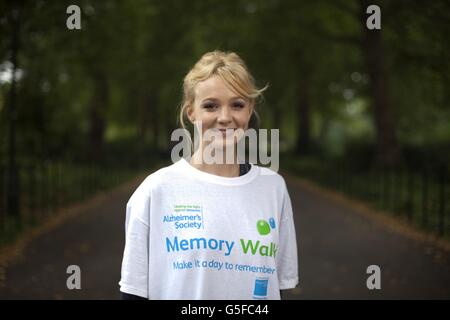 Carey Mulligan, Botschafterin der Alzheimer-Gesellschaft, begleitete Hunderte von Spaziergängern beim Flaggschiff-Spendenevent Memory Walk im Battersea Park, London. Stockfoto