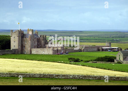 Das Castle of Mey, in der Nähe von John O'Groats in Schottland, mit dem Royal Standard. Die Königin Mutter nach Schottland für ihre Sommerpause nur wenige Tage nach einer Bluttransfusion für Anämie. Sie kam am Flughafen Wick in Caithness im Nordosten Schottlands an. * bevor Sie zum Schloss gefahren werden. Der Standard wird geflogen, wenn ein Mitglied der Royal Family im Hotel übernachtet. Stockfoto