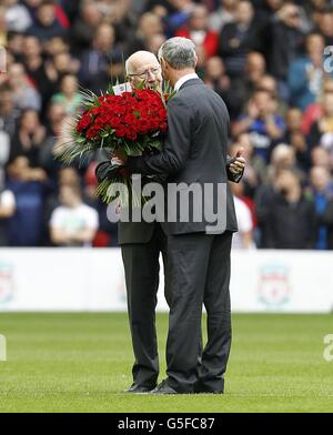 Sir Bobby Charlton (links) übergibt auf dem Spielfeld Blumen an Ian Rush, bevor er das Spiel der Barclays Premier League in Anfield, Liverpool, startet. Stockfoto