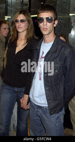 Sänger Richard Ashcroft und seine Frau Kate Radley nehmen an der Premiere des neuen Films The Parole Officer' im Empire-Kino Leicester Square, London Teil. POP2001 Stockfoto