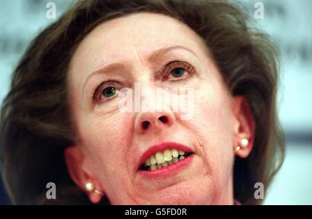 Die Ministerin für Umwelt, Ernährung und ländliche Angelegenheiten, Margaret Beckett, beantwortet Medienfragen in ihrer Abteilung im Zentrum von London, wo sie drei separate Untersuchungen ankündigte, welche Lehren aus der Maul- und Klauenseuche gezogen werden sollten. *die Ankündigung kam, als die Welsh Assembly sagte, es sei, Tausende weitere Schafe auf den Brecon Beacons zu Keulen - einer von einer Reihe von Hotspots, wo Maßnahmen zur Bekämpfung des Ausbruchs intensiviert wurden. Stockfoto