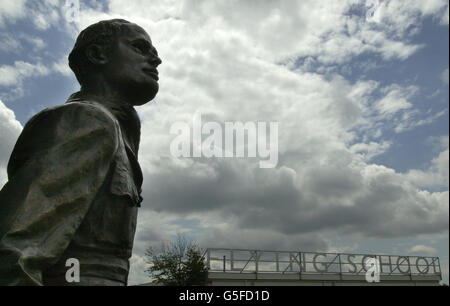 Die Statue des legendären Kampfpiloten Douglas Bader, die auf dem Goodwood Aerodrome, West Sussex enthüllt wurde. Die Enthüllung fand genau 60 Jahre nach dem Tag statt, an dem Bader auf seiner letzten Kampfoperation über feindliches Territorium flog. Stockfoto