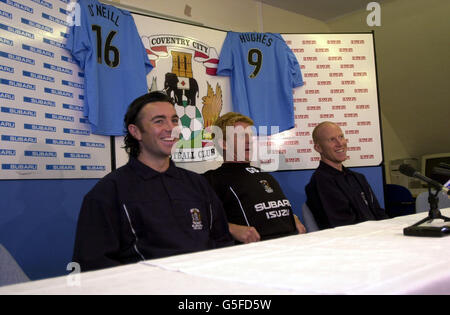 Die Neuverpflichtungen von Coventry City, Keith O'Neill aus Middlesbrough und Lee Hughes aus West Bromwich Albion mit Manager Gordon Strachan auf dem Skylodge-Trainingsgelände an der Leamington Road, Ryton auf Dunsmore, Coventry. Stockfoto