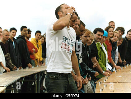 Der Big Brother-Räumer Josh Rafter (vorne, in der Mitte) startet am Brighton Beach einen Weltrekord-Wellenschlag. Der erfolgreiche Versuch markiert den Beginn des Gay Pride Festivals in Brighton. Stockfoto