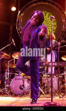 James Brown 'The Godfather of Soul' spielt dieses Jahr sein einziges Konzert in Großbritannien beim Gosport Music Festival in Gosport, Hampshire. Das Festival bietet ein ungewöhnliches Line-up mit Rolf Harris und Atomic Kitten. Stockfoto