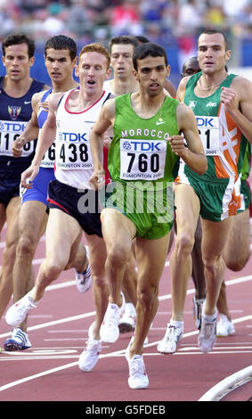 Der Marokkaner Hicham El Guerrouj (Nummer 760) führt den Großbriten John Mayock (Nummer 483) und den Irren James Nolan (R) auf seinem Weg zum Sieg in der 1500-Meter-Hitze der Männer bei den IAAF-Weltmeisterschaften an. Stockfoto