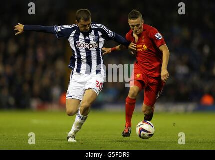 Liverpools Samed Yesil hält sich gegen West Bromwich Albions Gabriel Tamas (links) während des Capital One Cup, der dritten Runde, im Hawthorns, West Bromwich, zurück. Stockfoto