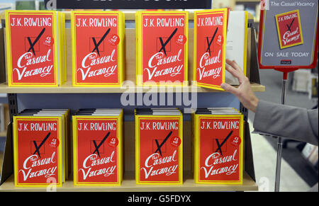 Rowling Roman für Erwachsene zum Verkauf. Kopien von The Casual Vacancy von JK Rowling werden im Foyles-Buchladen in Charing Cross, London, angeboten. Stockfoto