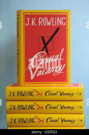 Rowling Roman für Erwachsene zum Verkauf. Kopien von The Casual Vacancy von JK Rowling werden im Foyles-Buchladen in Charing Cross, London, angeboten. Stockfoto