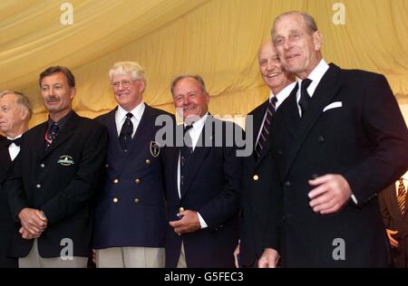 Ehemalige Gewinner des America's Cup stehen bei der Eröffnungszeremonie zum America's Cup Jubilee in Cowes, Isle of Wight, mit dem Duke of Edinburgh (Far R) an. * der Pokal und über 200 Yachten, darunter viele ehemalige Sieger, sind auf der Insel für die Regatta, die 150 Jahre des berühmten Rennens feiert. Von links nach rechts: Ted Hood (Netertitti 1962/Courageous 1974), John Bertrand (Australien II 1983), William Koch (America3 1992), Buddy Melges (Amerika 3 1992) und William Flicker (Intrepid 1970). * Zurück links nach rechts: Russell Coutts (Black Magic 1995/2000), Dean Barker (Black Magic 2000), Dennis Stockfoto