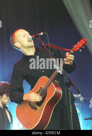 Chris Martin Leadsänger der Popgruppe Coldplay, auf der Bühne beim V2001 Konzert in Chelmsford. Acts wie das Rockoutfit Red Hot Chili Peppers, Texas, Coldplay und die Scharlatane haben die wochenlangen Shows in Staffordshire und Essex als Headlinern gespielt. * aber einige Pop-Fans waren enttäuscht, nicht einen Blick auf Kylie Minogue zu werfen, die auf einer Indoor-Bühne mit begrenztem Zuschauerraum auftrat. Stockfoto