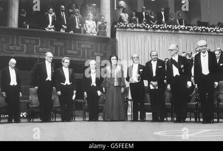 Preisträger bei der Nobelpreisverleihung in Oslo, Norwegen. Von links nach rechts: John Hasbrouck van Vleck (Physik), Sir Nevill Mott (Physik), Philip Warren Anderson (Physik), Prof. Ilya Prigogine (Chemie), Prof. Rosalyn Yalow (Medizin), Roger Guillemin (Medizin), Andrew Schally (Medizin), Bertil Ohlin (Wirtschaftswissenschaften) und James Meade (Wirtschaftswissenschaften) Stockfoto