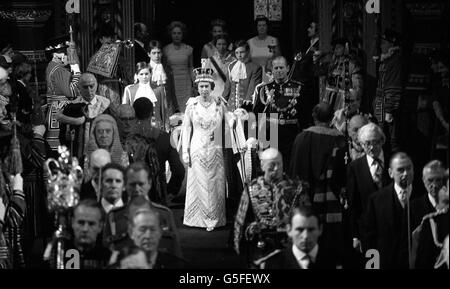 Die Königin und der Herzog von Edinburgh halten sich in einer Prozession an den Händen, die durch die Königliche Galerie des Palastes von Westminster auf dem Weg zur Kammer des Oberhauses zur Eröffnung des Parlaments führt. Hinter den Pages of Honor wandelte Prinzessin Anne. Der beklagt Würdenträger links ist der Lord High Chancellor, der Lord Elwyn-Jones. Im Vordergrund rechts ist der Lord President des Rates, der RT Hon Michael Foot. Stockfoto